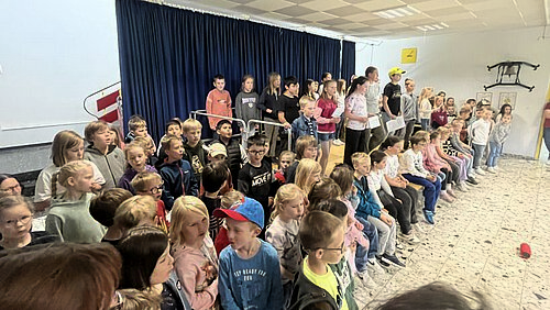Die Kinder der Grundschule am Sengenberg bei der Präsentation der Prokjektwoche.
