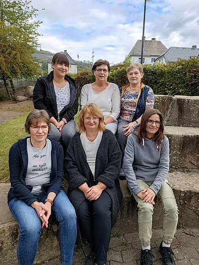 von hinten links nach unten rechts:Sabine Hengesbach-Fisch, Lisa Bathen, Anne Wegener, Susanne Klein, Elke Wonnemann, Francesca SambaleAktuelles Foto folgt! Frau Bathen und Frau Sambale sind nicht mehr in der Betreuung tätig. Betreuungstteam der Grundschule Nuttlar