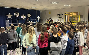 Die Kinder der Grundschule am Sengenberg bei der Aufnahme des Schulsongs.