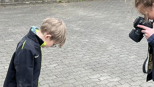 Projekt "Mensch ist Mensch" - Fotografieren der Kinder