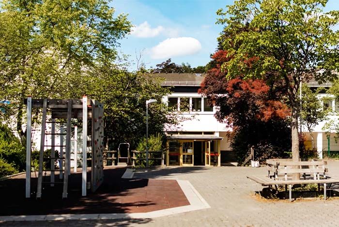 Blick auf den Schulhof mit Kletterwand