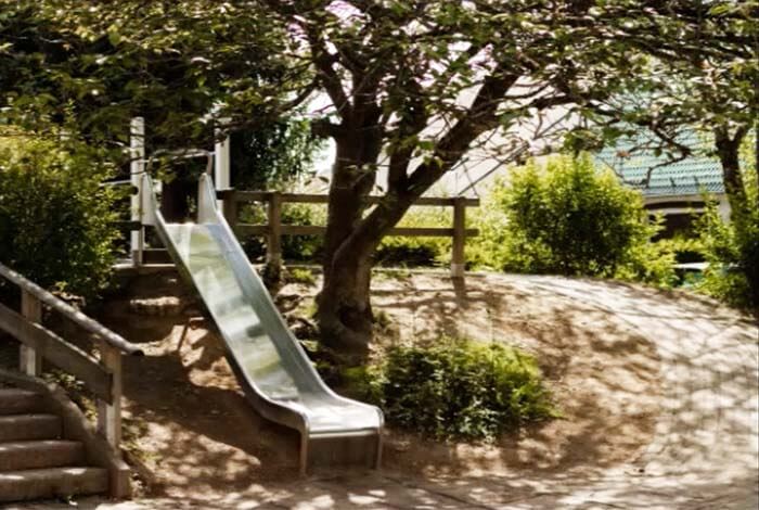 Rutsche vom oberen auf den unteren Schulhof