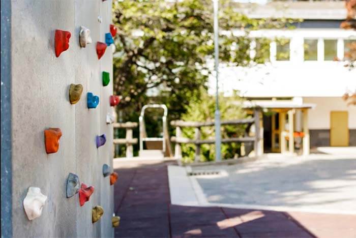 Rutsche vom oberen auf den unteren Schulhof